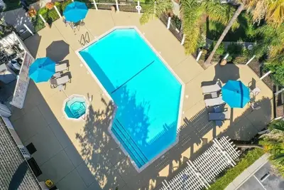 Image de Homey 2 Suite w/ Fireplace & Desk Space l Near Lake Elizabeth - 3. 8 miles Away