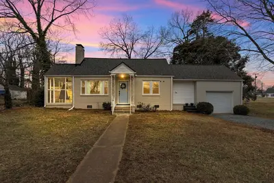 Image de Walk to town center, hot tub, game room, fire pit, pet friendly and more