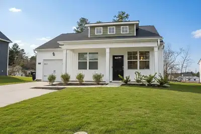 Modern & Minimalist Home in a Growing Community