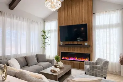 Image de Bright + Modern Oasis, Lazy River Front-Row, South Austin