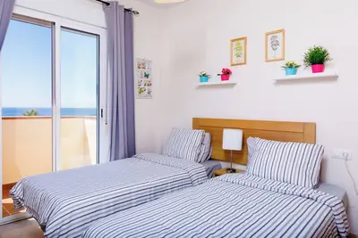 Image de South facing Villa with sea views, in a private road, 2 mins from the beach.