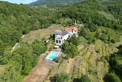 Image de Magical Tuscan retreat set high among vineyards with pool and breathtaking views