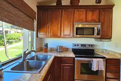 Image de Best Location in Ekahi! Bldg 8! 30 second walk to the beach-$299 winter/spring!