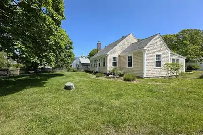 Image de 2026 renovation - walking distance to beach, parks, restaurants and shops