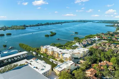 Image de Spacious 3-Br + large den condo in private, quiet luxury Casey Key area