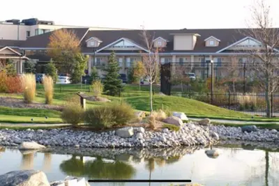 Image de Cozy 1-bedroom hotel suites in serene Collingwood with fitness room