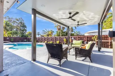 Image de Poolside Paradise