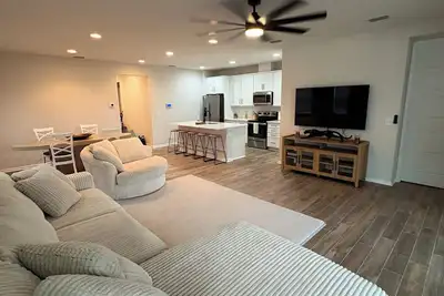 Image de Spacious 4-bedroom house close to everything you could want and need.