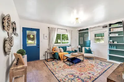 Image de Downtown Perrysburg Bungalow w/ additional space