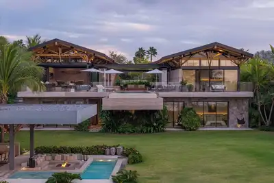 Image de Modern Beachfront Villa: Chef, Pool & Premier Access