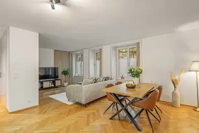 Image de Stylish Apartment with Fast WiFi – Steps from City Center