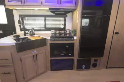 Image de New River Rv Travel Trailer with 1 King bedroom and bunks - 2 small children.