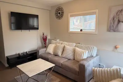 Image de Modern 2 bedroom house in one of Calgarys most sought after communities.