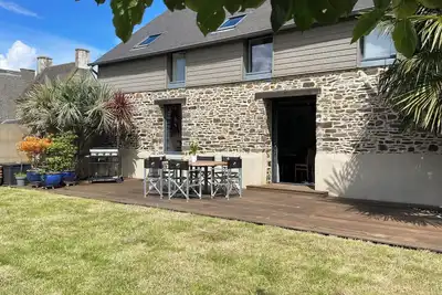 Image de Maison de pierre centre ville, très calme avec jardin clos.