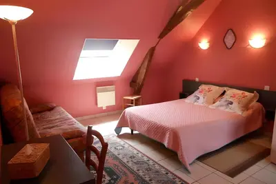 Image de Chambre d’hôtes « Chambre Camélia » avec jardin commun et climatisation
