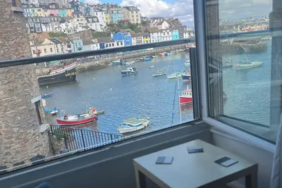 Image de Quayside Cottage with direct views over the harbour and parking.