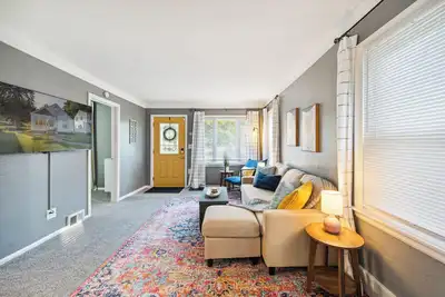 Image de Cheerful & Clean 2br by Tcc & Zoo! Fenced yard!