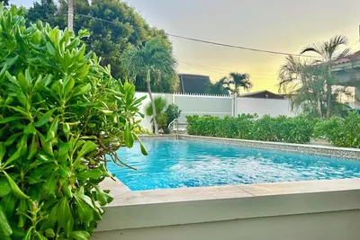 Image de Central 2-Bedroom Tropical Bungalow in Gated Community with Shared Pool