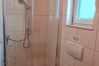 Image de Comfortably furnished vacation home with fireplace