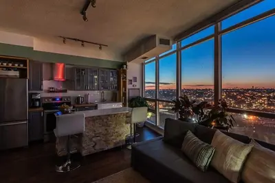 Image de Executive Condo Downtown with Skyline view + Parking
