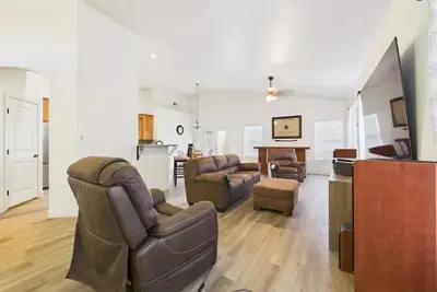 Image de Lovely 4-bedroom house with Ac in welcoming Carlsbad. 2 minutes from restaurants