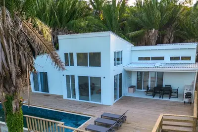 Image de Juno Beach Villa: Rustic Luxury meets barefoot charm.