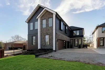 Image de Spacious 5 Br Home w/ Pool, Outdoor Grill + Bar