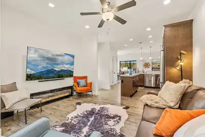 Image de Downtown - 3br/3. 5ba - 5 Patios - Mnt. Views - 7 Guests