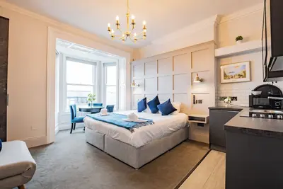 Image de Studio with Scenic Marina Views