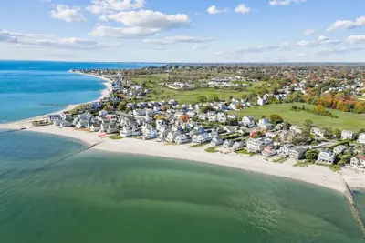 Image de Newly Renovated House - Steps to Beach, Lighthouse Views, Serene/Private Yard