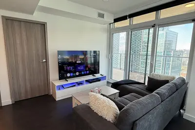 Image de Luxury 2-bedroom 2 baths condo Downtown Toronto