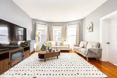 Elegant, Spacious 3bd/1ba in Boston