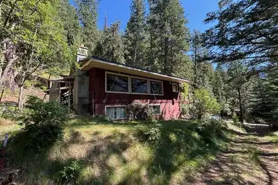 Image de Dog-friendly home with lake views and access, fireplace, full kitchen & Wifi