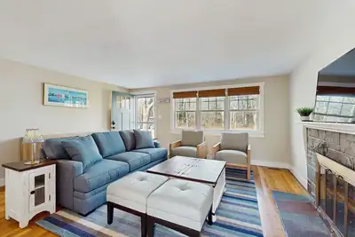 Image de Peaceful Maravista escape with Ac, W/D, yard, walk to Great Pond, & breezy charm