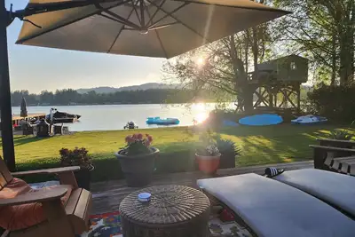 Image de Lux Lakefront Estate w/ Sandy Beach, Hot Tub, Sauna, Dock, Treehouse & More!