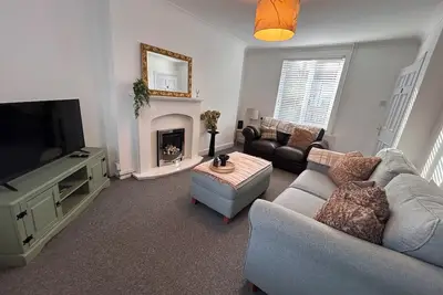 Image de Spacious 3 bedroom home with 1. 5 bathrooms, large gated driveway, rear garden