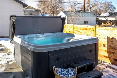 Image de Game night in your theater, stargazing from the hot tub. Sunday brunch in a chef's kitchen (or with our optional private chef, Marvin). The Benton is a 3, 600 sq ft experience in one of Denver's coolest neighborhoods.
