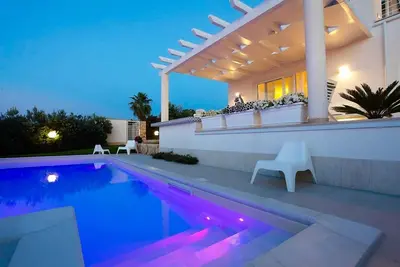 Image de Villa Blanca, with garden and independent swimming pool.