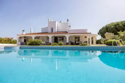 Image de Villa familiale avec piscine près de la plage d'Armacao De Pera