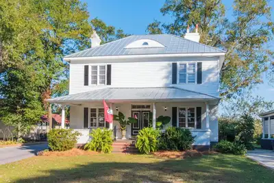 Image de 3-bedroom home located in Summerville Historic District - perfect for Masters.