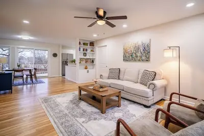 Image de Perfect base camp house with basement game room, and large deck! Close to Ku