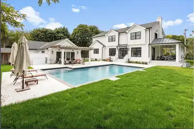 Image de New Construction in Southampton with Poolhouse