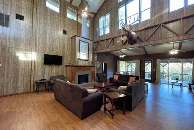 Image de Spacious Lodge Retreat | Sleeps 24 | 8 Suites | Decks, Pond Views & Gathering Spaces
