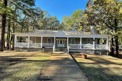 Image de Relax & Unwind in this Vaulted-Ceiling Cabin with Fireplace, Full Kitchen & Lake Views