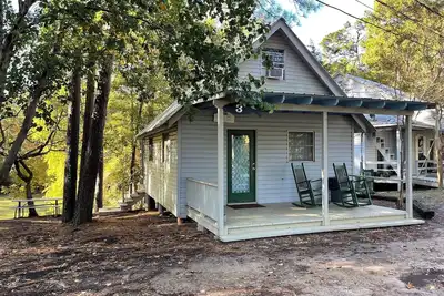 Image de Charming Woodland Cabin with Kitchen, Roku Tv & Outdoor Firepit