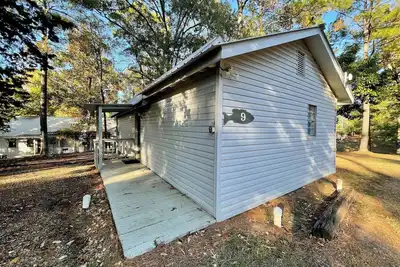 Image de Relaxing 2-Bedroom Cabin with Vaulted Ceiling, Kitchen & Firepit