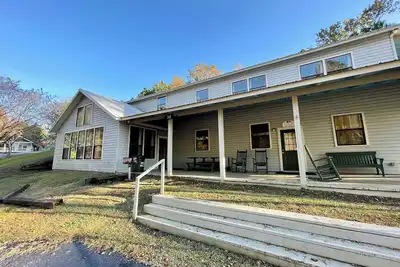 Image de Relaxing Lake-View Cabin with Vaulted Great Room, Full Kitchen & Outdoor Firepit
