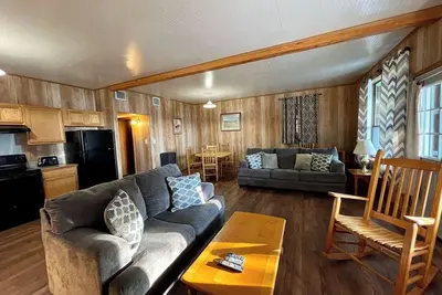 Image de Relaxing 2-Bedroom Cabin with Full Kitchen, Lake Views & Outdoor Gathering Space