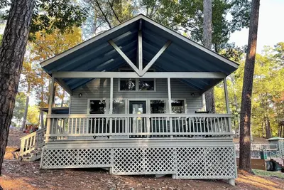 Image de Comfortable 1-Bedroom Cabin with Full Kitchen, Vaulted Ceilings & Outdoor Fire Pit