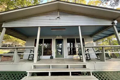 Image de Comfortable 2-Bedroom Cabin with Full Kitchen, Porch & Outdoor Gathering Space